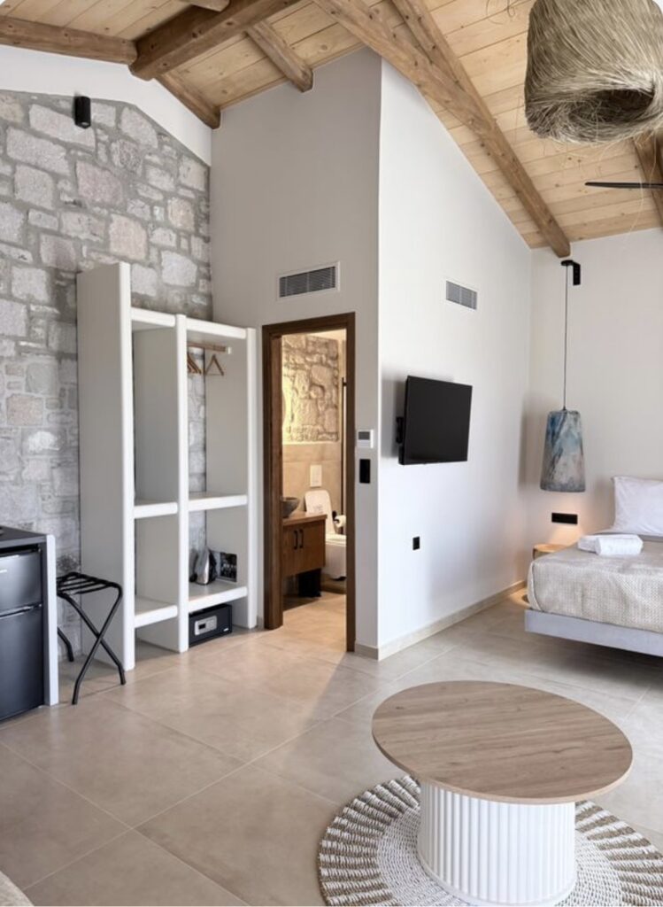 Room3 Eniaio Me Atomiki Pisina 7 749x1024